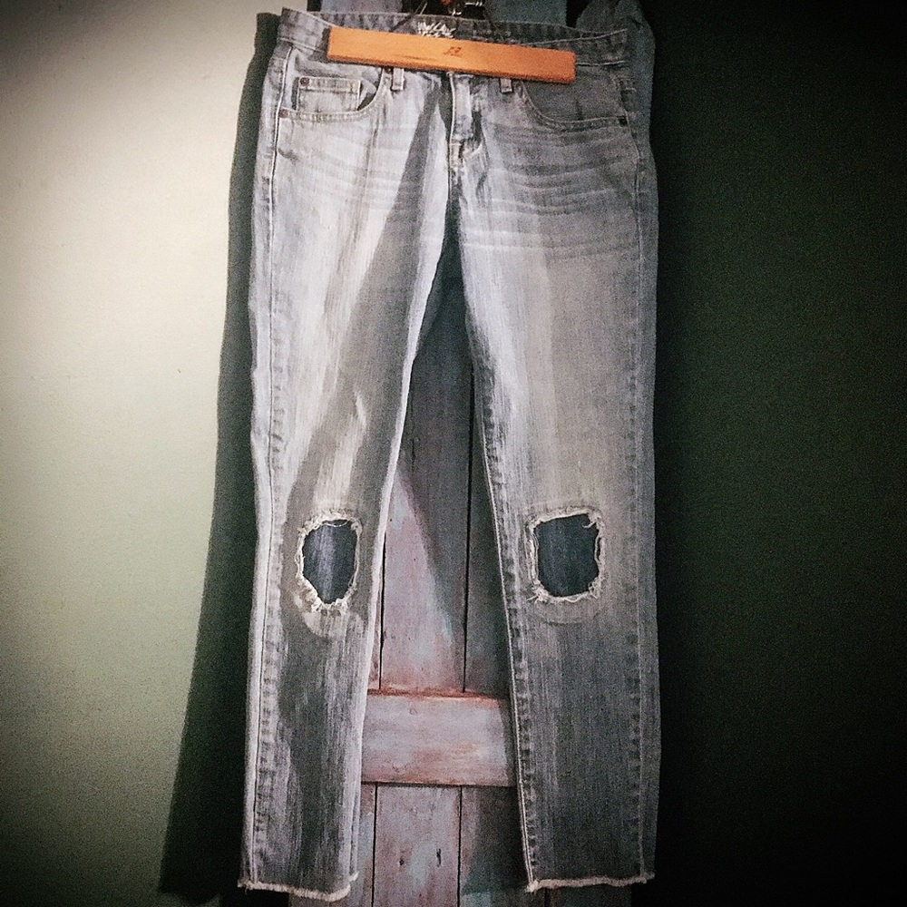 MOSSIMO DENIM BOYFRIEND CROP JEANS!!